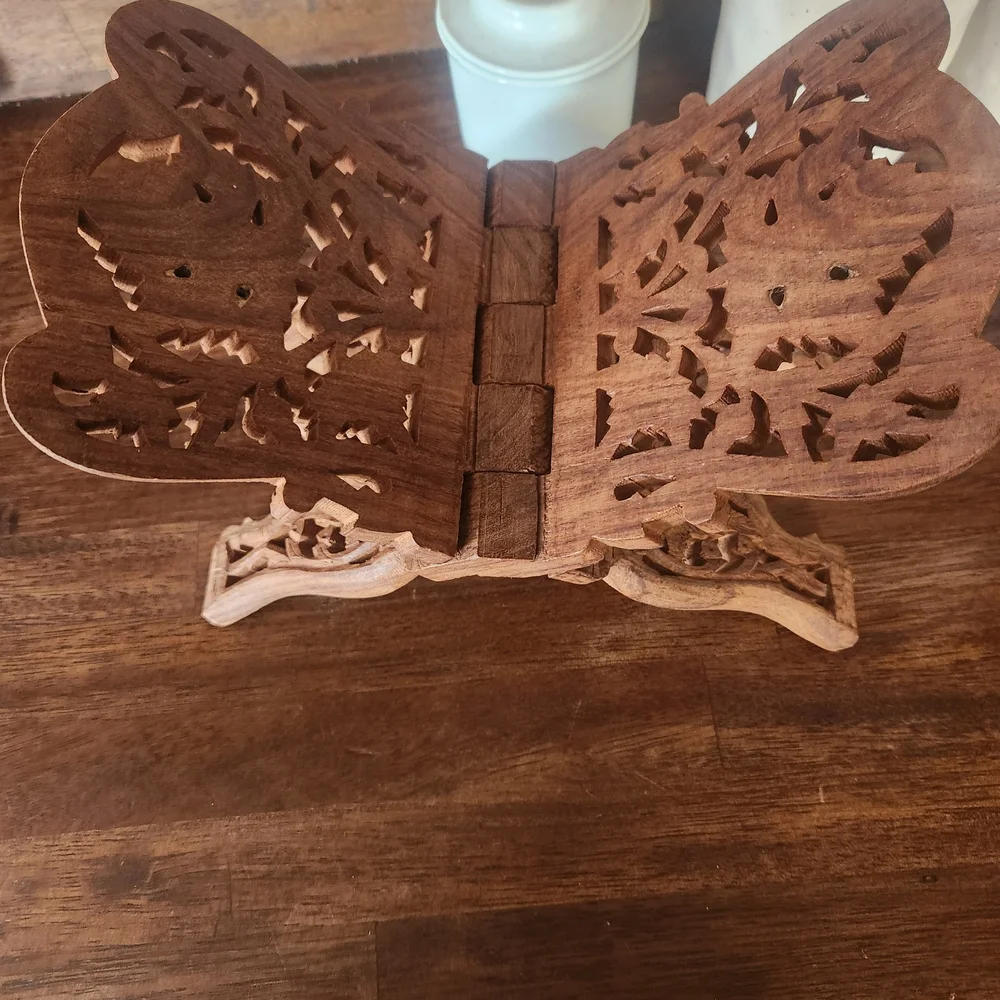 Vintage Wooden Book Stand With Leaf Design - Picture 2 of 6